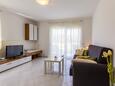 Valbandon, Sala de estar in the apartment, air condition available y WiFi.