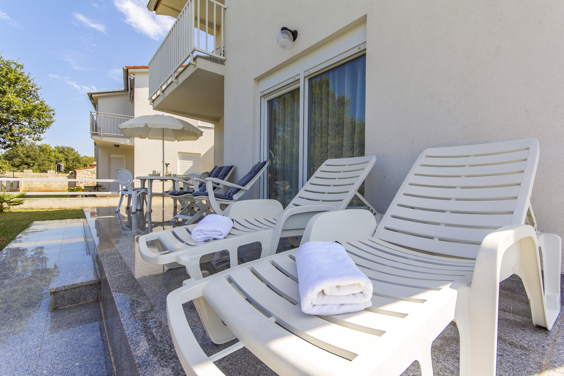 Two bedroom apartment with terrace Valbandon, Fažana  A-a