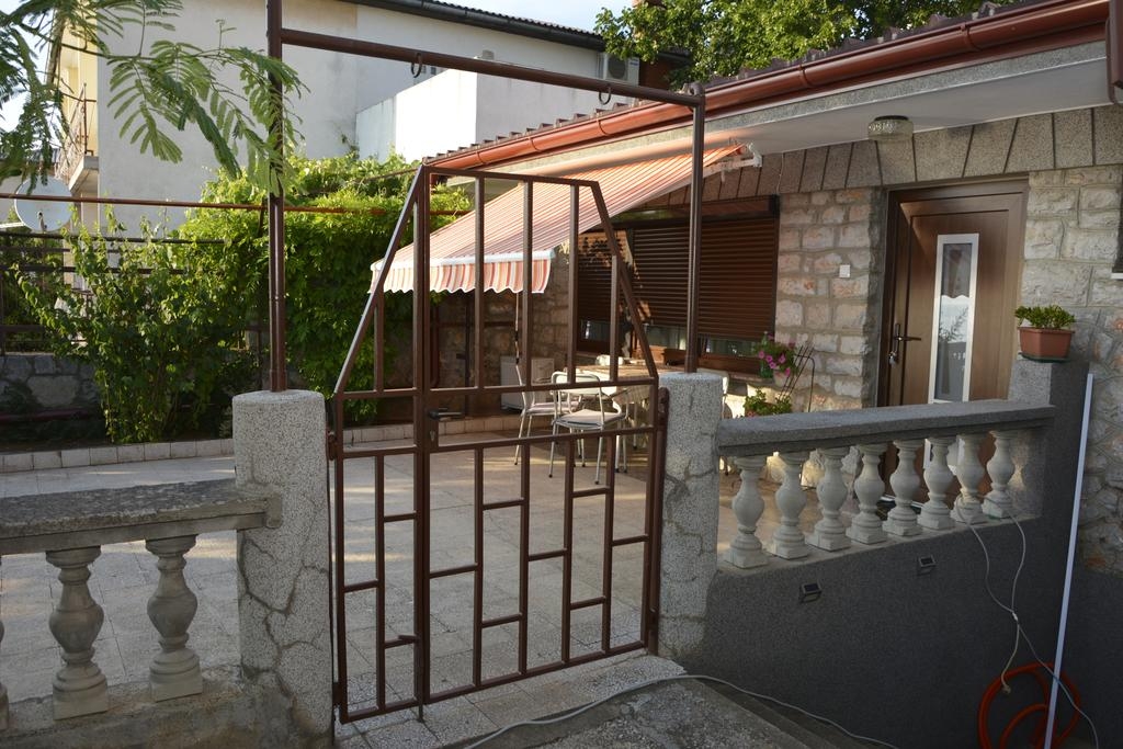 One bedroom apartment with terrace and sea view Senj  A-b