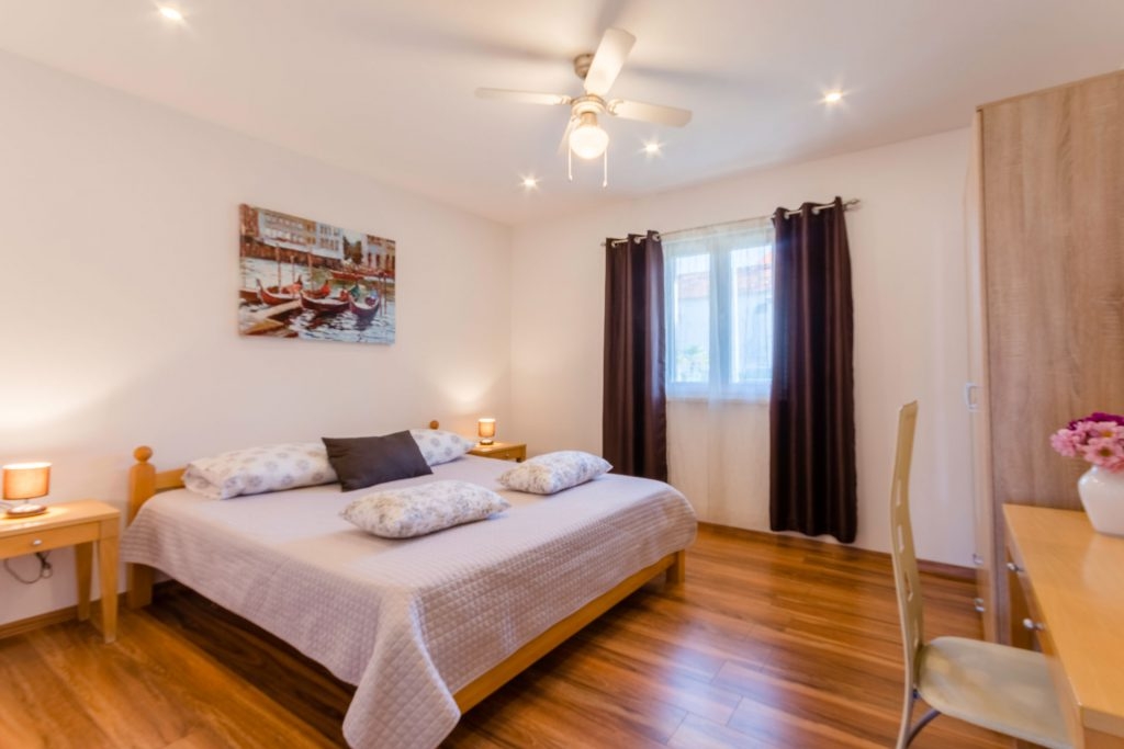One bedroom apartment with terrace Supetar, Brač  A-a