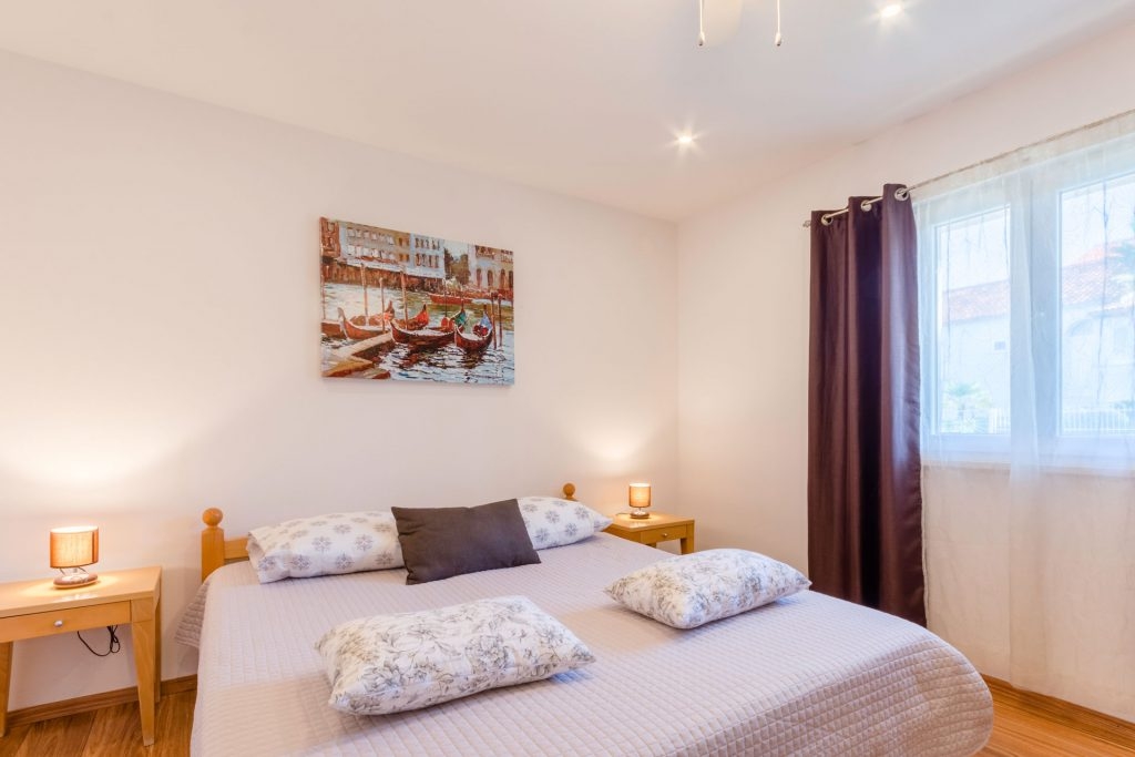 One bedroom apartment with terrace Supetar, Brač  A-a
