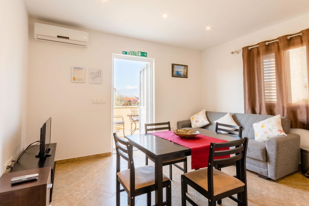 One bedroom apartment with terrace Supetar, Brač  A-b