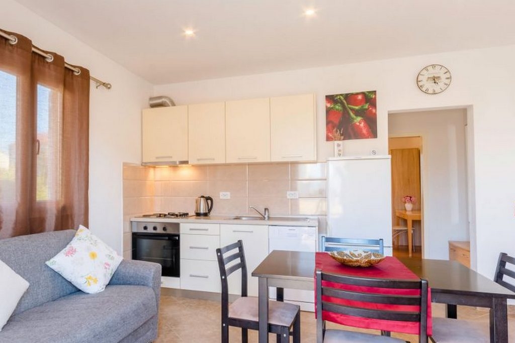 One bedroom apartment with terrace Supetar, Brač  A-b