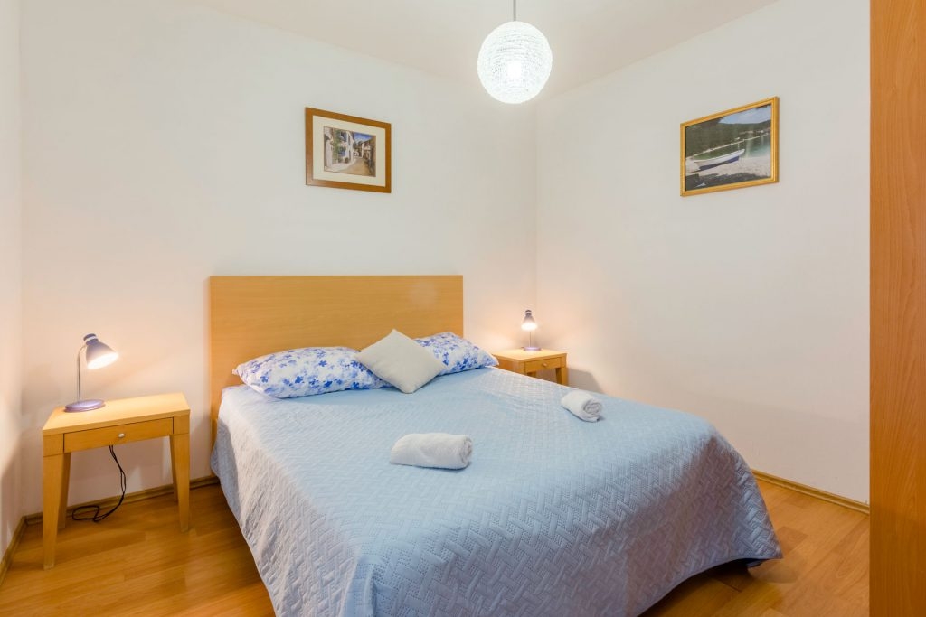 One bedroom apartment with terrace Supetar, Brač  A-c