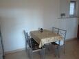 Zambratija, Jídelna v ubytování typu apartment, s klimatizací, domácí mazlíčci povoleni a WiFi.