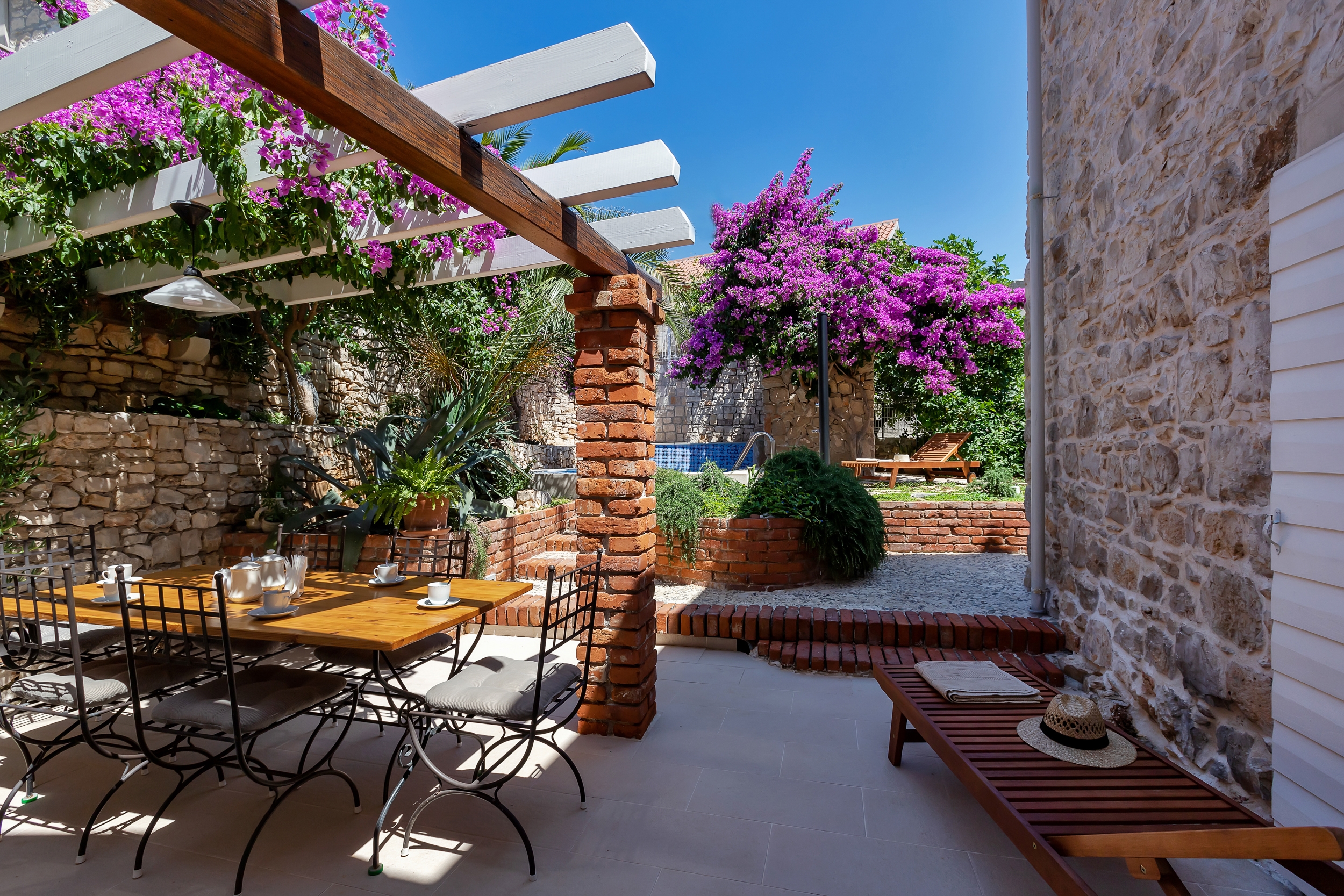 Three bedroom house with terrace and sea view Sutivan, Brač  K