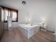 Ložnice 3 Tribunj, Ložnice 3 v ubytování typu apartment, domácí mazlíčci povoleni a WiFi.