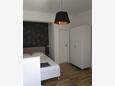 Tribunj, Chambre dans l’hébergement en type studio-apartment, climatisation disponible et WiFi.