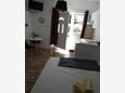 Tribunj, Chambre dans l’hébergement en type studio-apartment, climatisation disponible et WiFi.