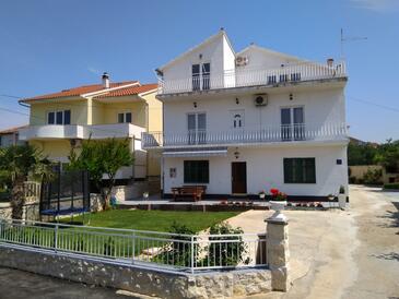 Tribunj, Vodice, Hébergement 16302 - Appartement avec une plage de galets.