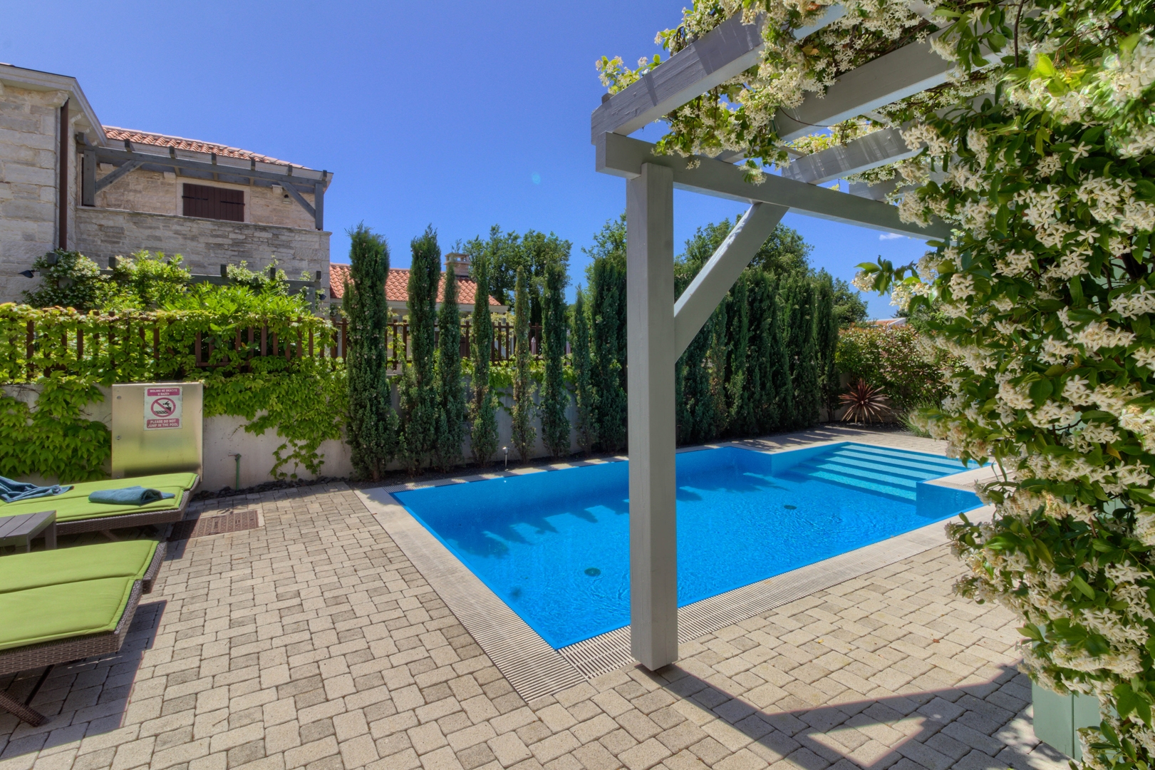 Three bedroom house with terrace Ližnjan, Medulin  K