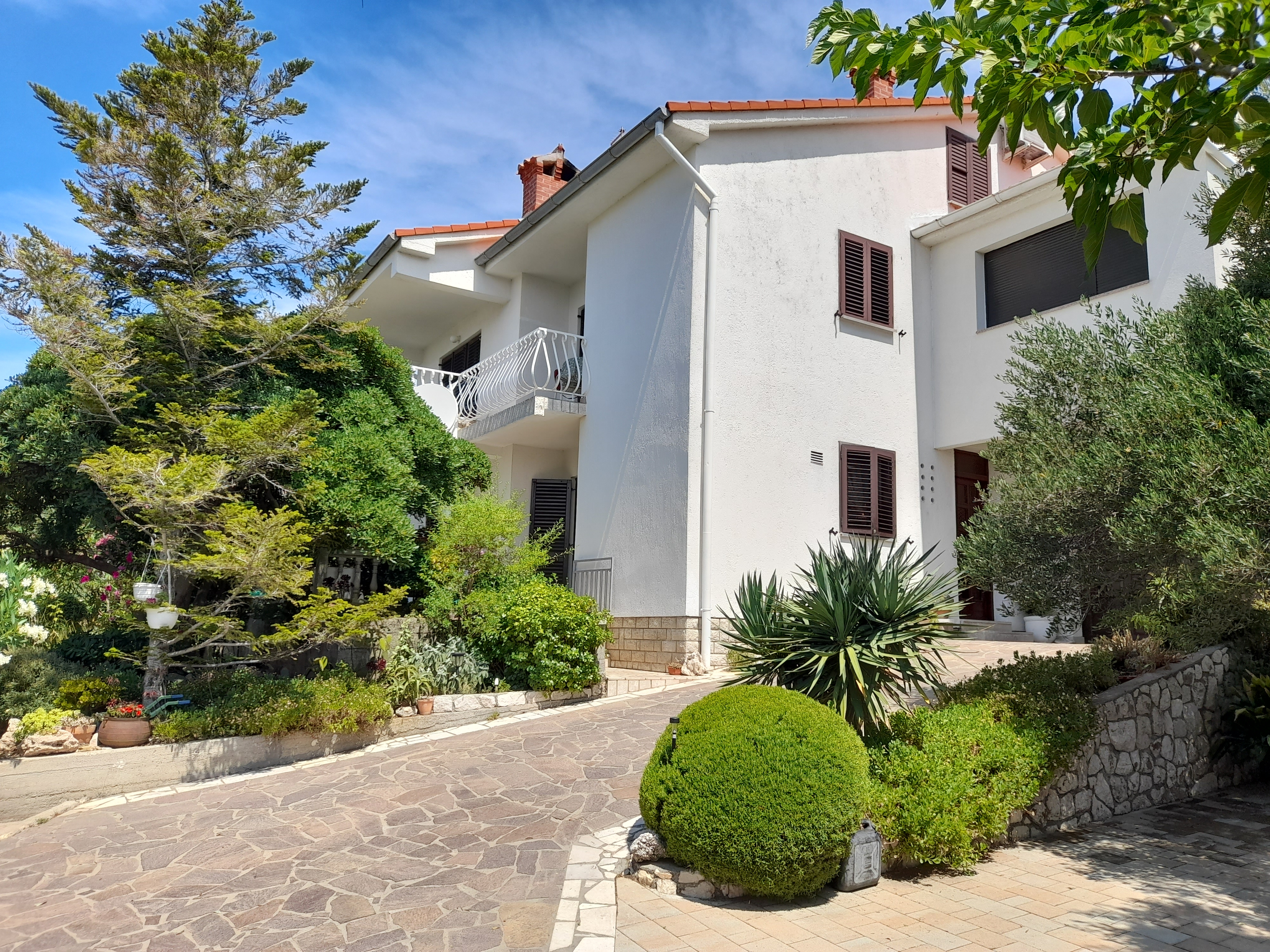 Two bedroom apartment with balcony and sea view Banjol, Rab (A-16334-a) Two bedroom apartment with balcony and sea view Banjol, Rab (A-16334-a)