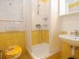 Kupaonica Slatine, Kupaonica u smještaju tipa studio-apartment, kućni ljubimci dozvoljeni i WiFi.