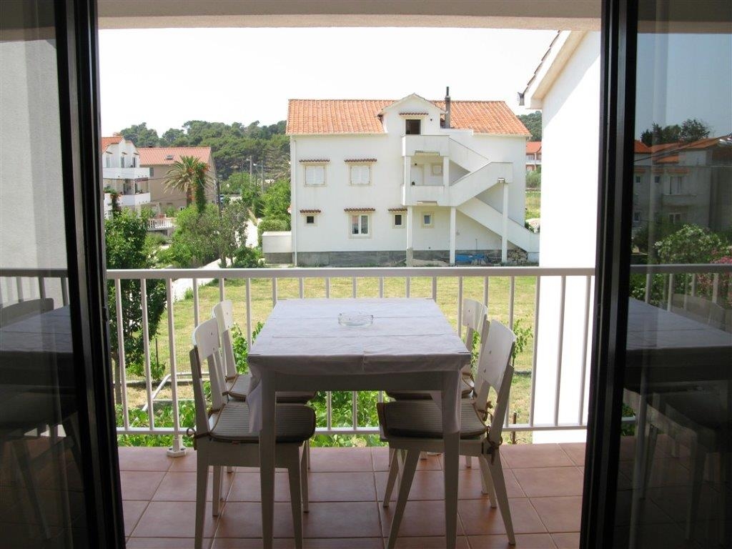 One bedroom apartment with terrace Palit, Rab (A-16356-a) One bedroom apartment with terrace Palit, Rab (A-16356-a)