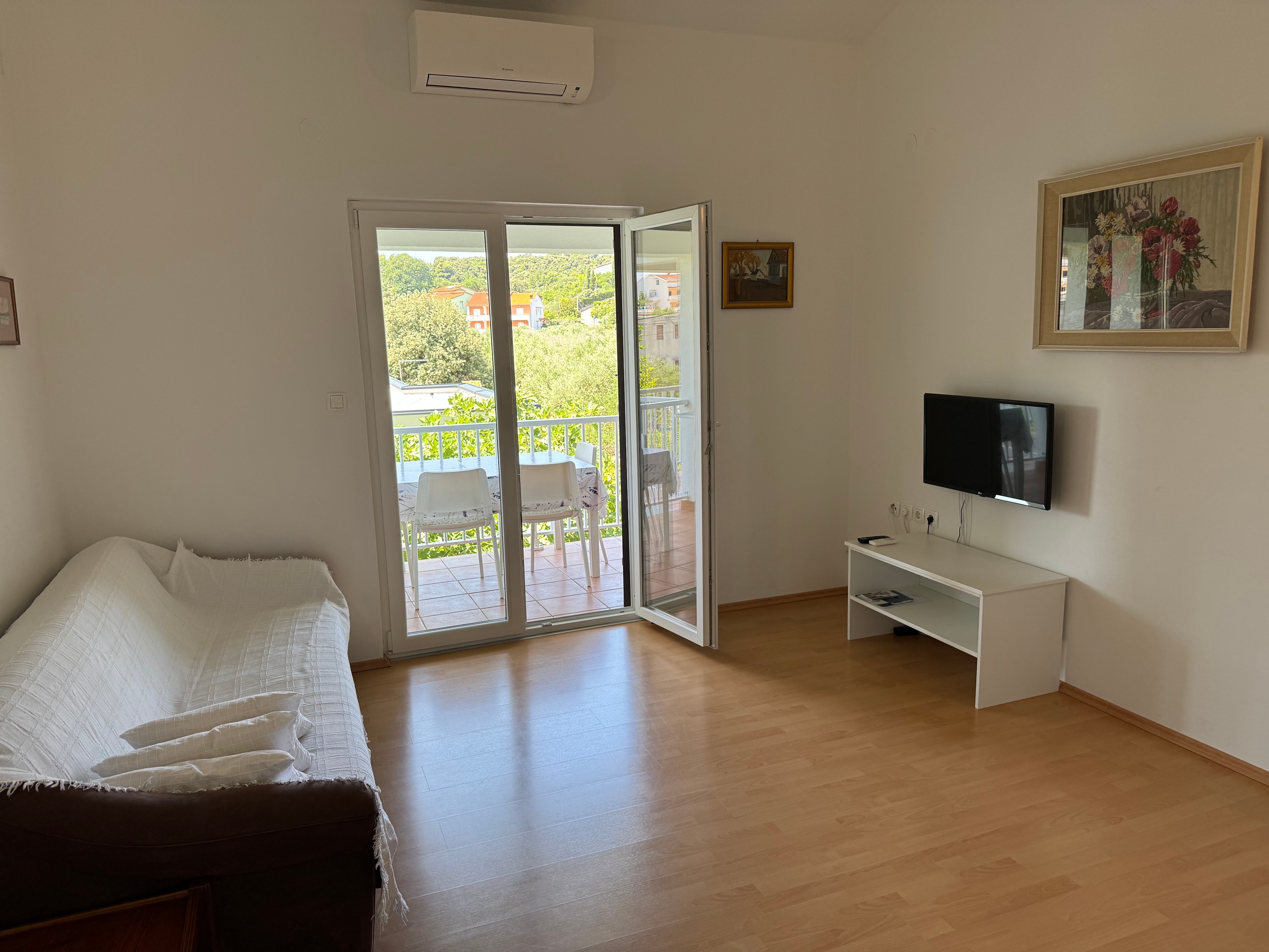 Two bedroom apartment with terrace Palit, Rab (A-16356-b) Two bedroom apartment with terrace Palit, Rab (A-16356-b)