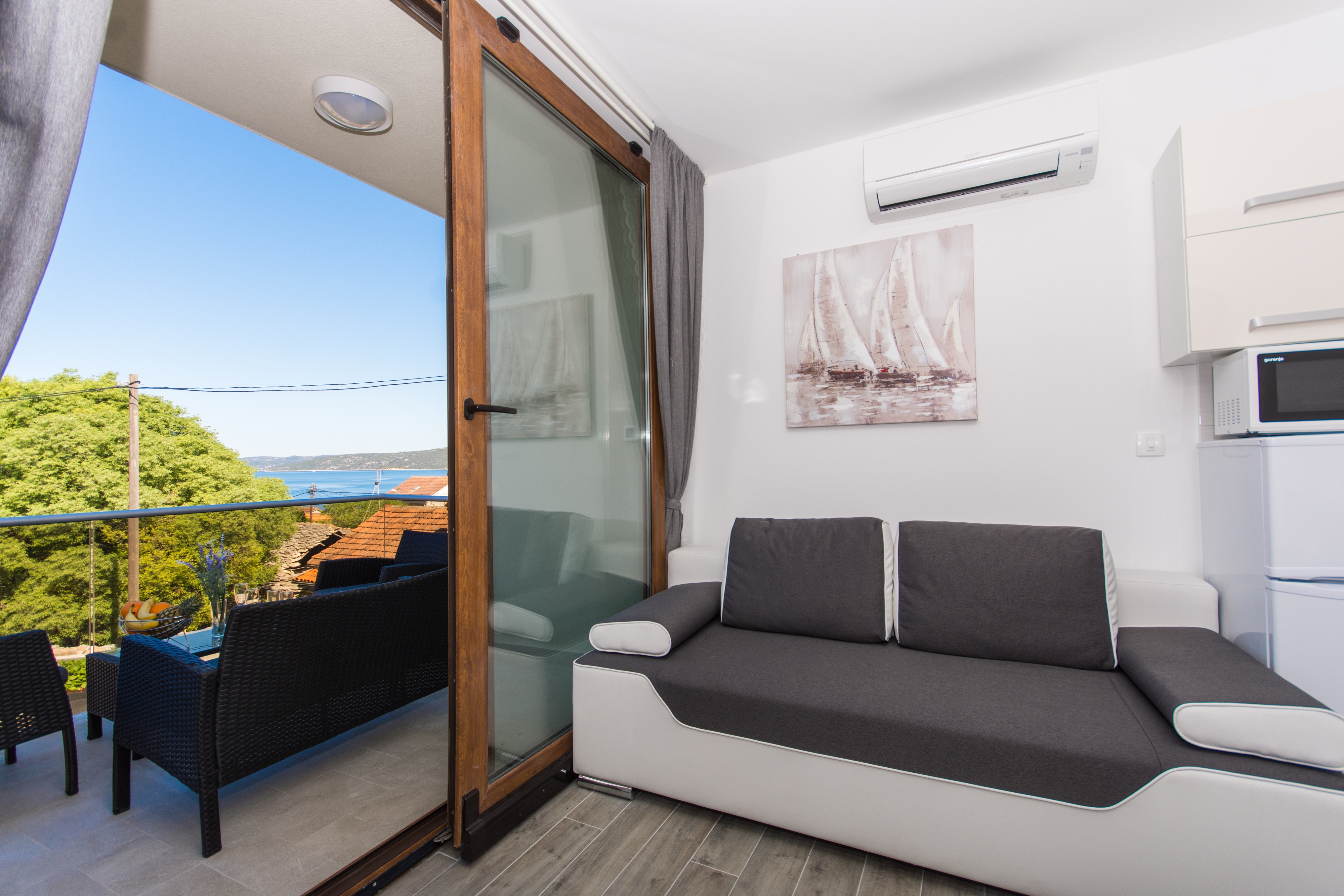 One bedroom apartment with terrace and sea view Drvenik Veliki, Drvenik (A-16377-c)