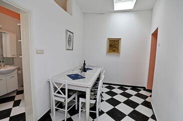 Sućuraj, Dining room in the apartment, (pet friendly) and WiFi.