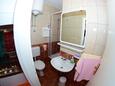 Sućuraj, Bathroom in the studio-apartment, (pet friendly) and WiFi.