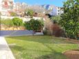 Duće, Omiš, Cour 16406 - Appartement à proximité de la mer avec une plage de sables.