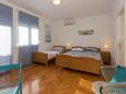 Spavaća soba Vinišće, Spavaća soba u smještaju tipa apartment, dostupna klima i WiFi.