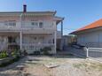 Parkiralište Vinišće, Trogir, Parkiralište 16416 - Apartmani blizu mora sa kamenitom plažom.