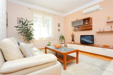 Split, Sala de estar in the apartment, air condition available y WiFi.