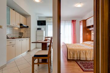 Dining room Lokva Rogoznica, Dining room in the apartment, air condition available and WiFi.