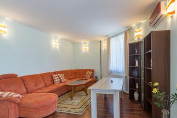 Radmani, Sala de estar 1 in the house, air condition available, (pet friendly) y WiFi.