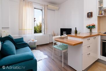 Rijeka, Woonkamer in the apartment, air condition available, (pet friendly) en WiFi.