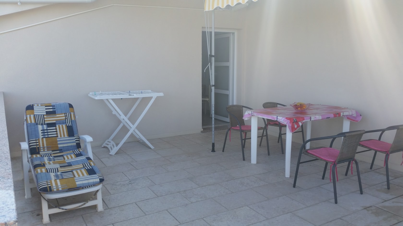 Jednosobni apartman s terasom i pogledom na more Kolan, Pag  A-a