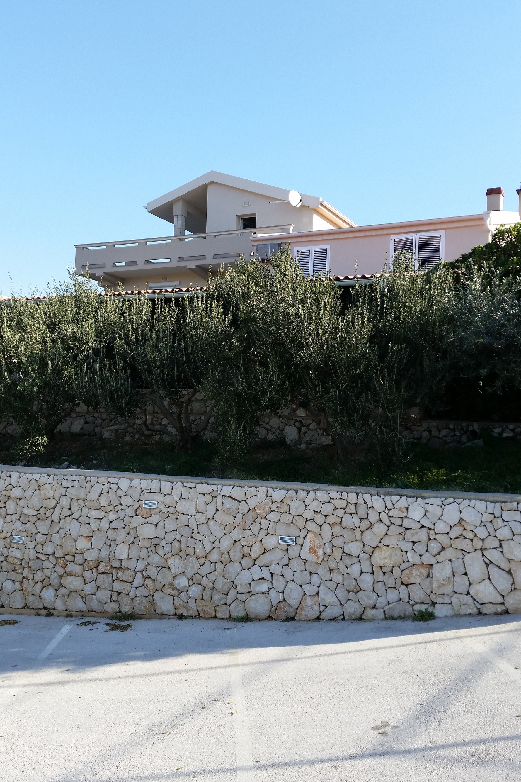 Jednosobni apartman s terasom i pogledom na more Kolan, Pag  A-a