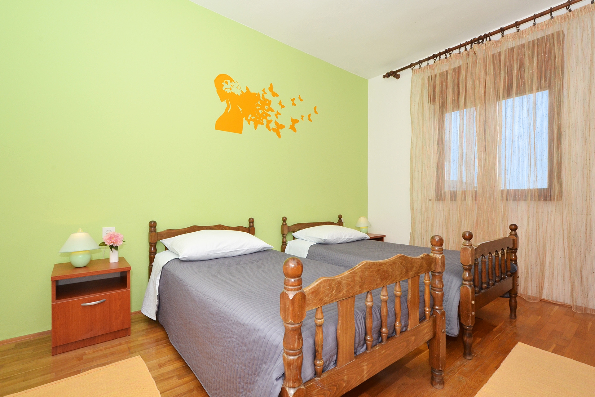 Two bedroom apartment near beach Vinišće, Trogir  A-a