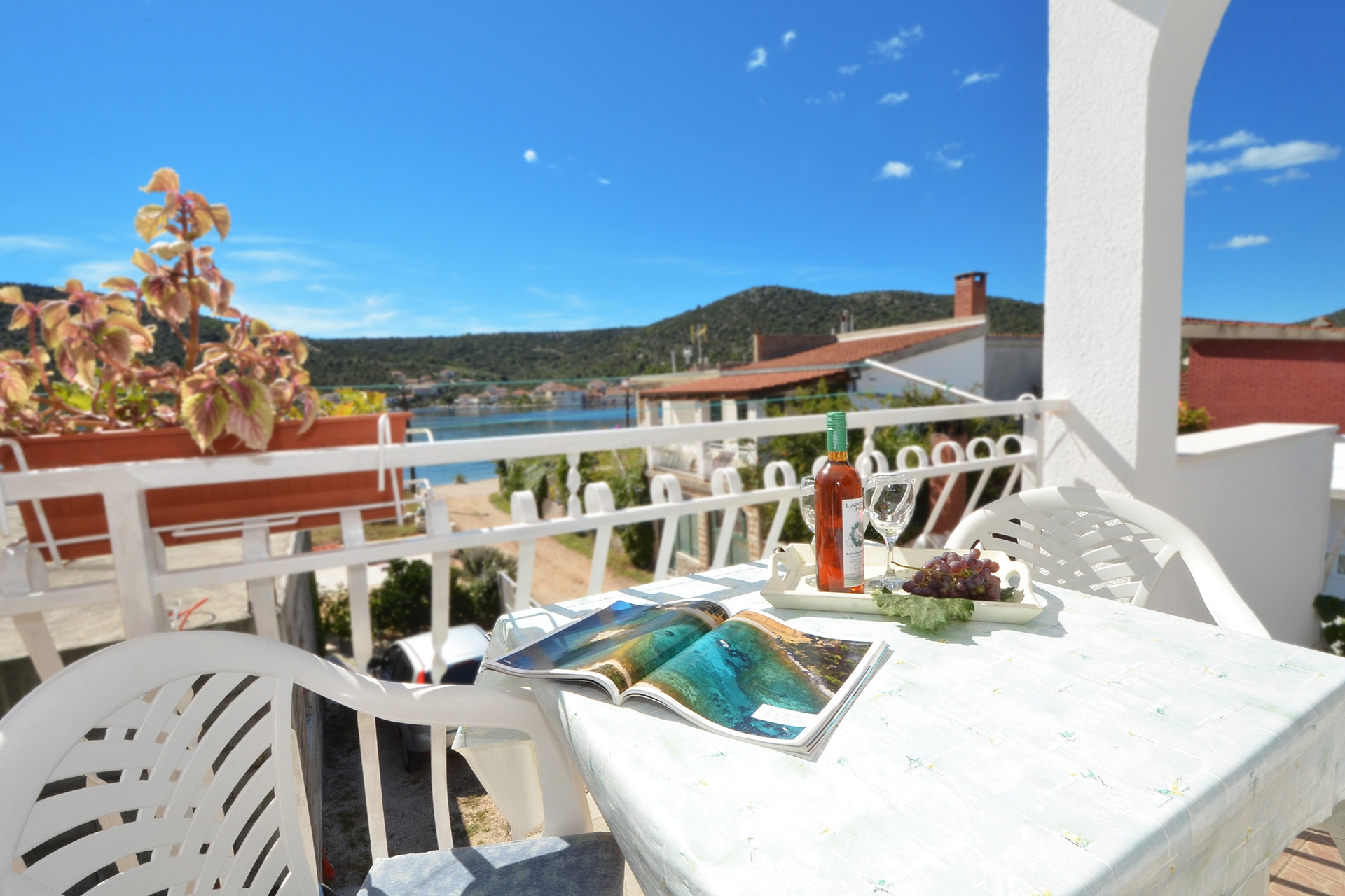 One bedroom apartment near beach Vinišće, Trogir  A-b