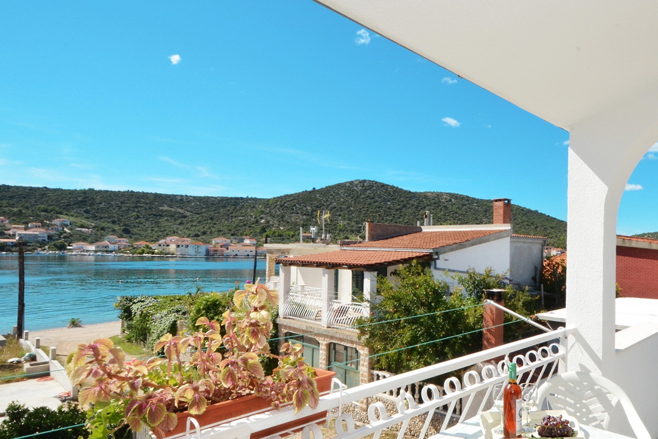 One bedroom apartment near beach Vinišće, Trogir  A-b