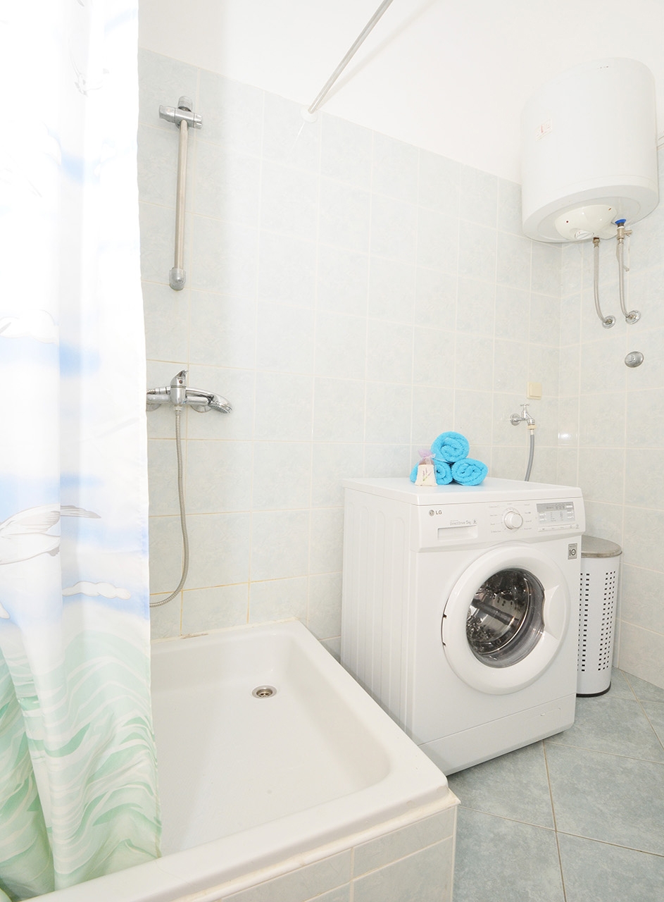 Two bedroom apartment near beach Vinišće, Trogir  A-c