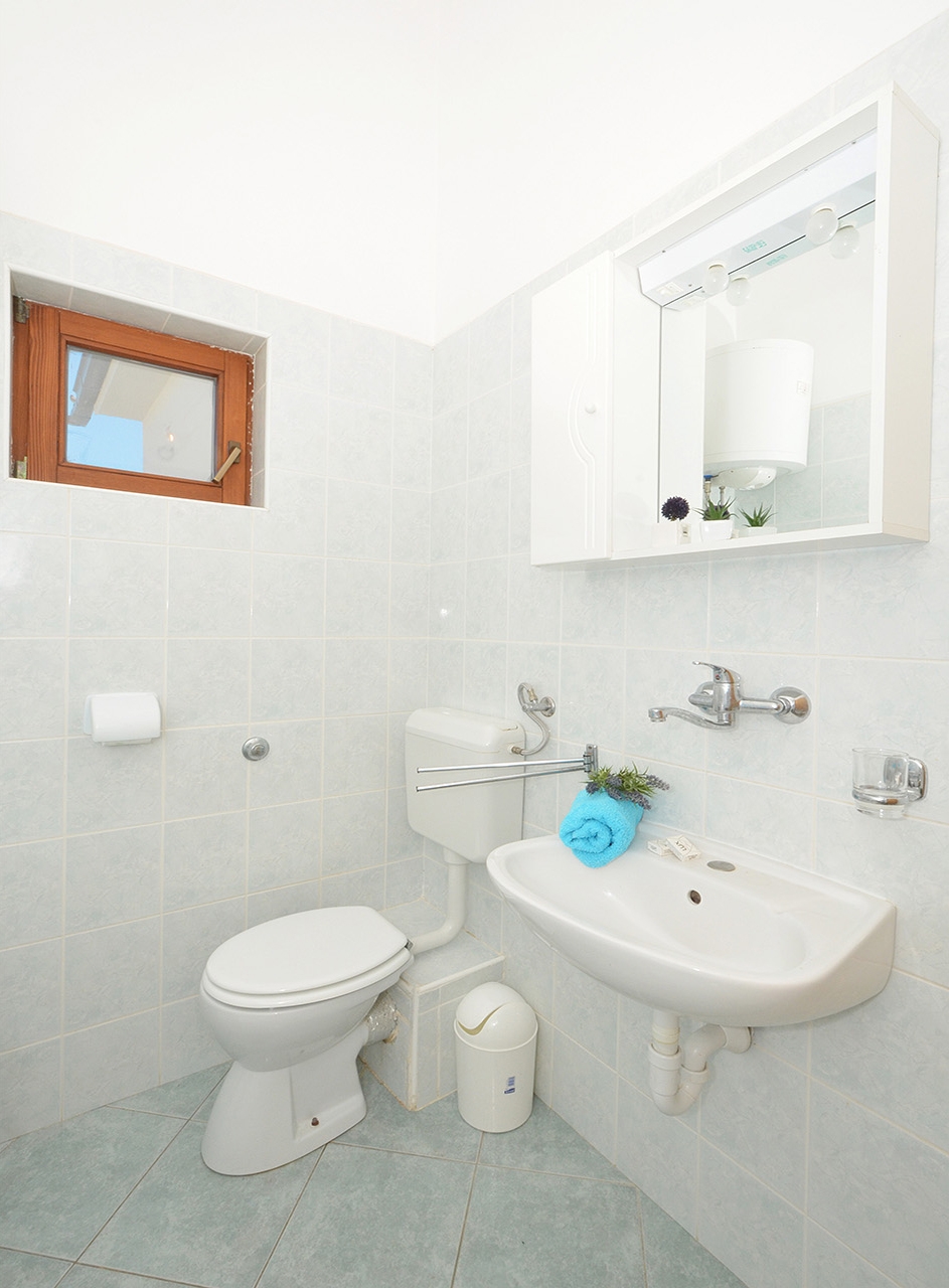Two bedroom apartment near beach Vinišće, Trogir  A-c