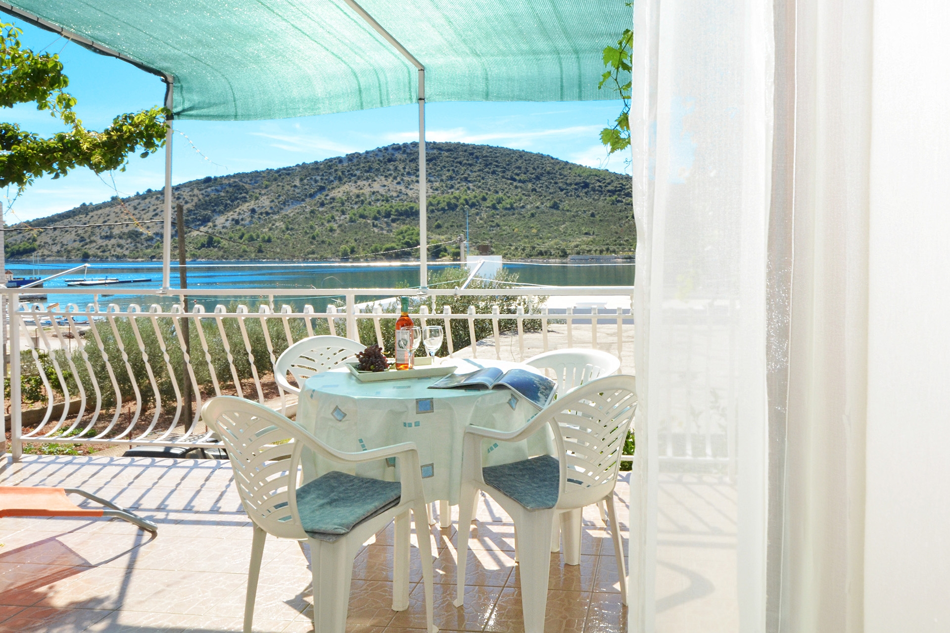 Two bedroom apartment near beach Vinišće, Trogir  A-c