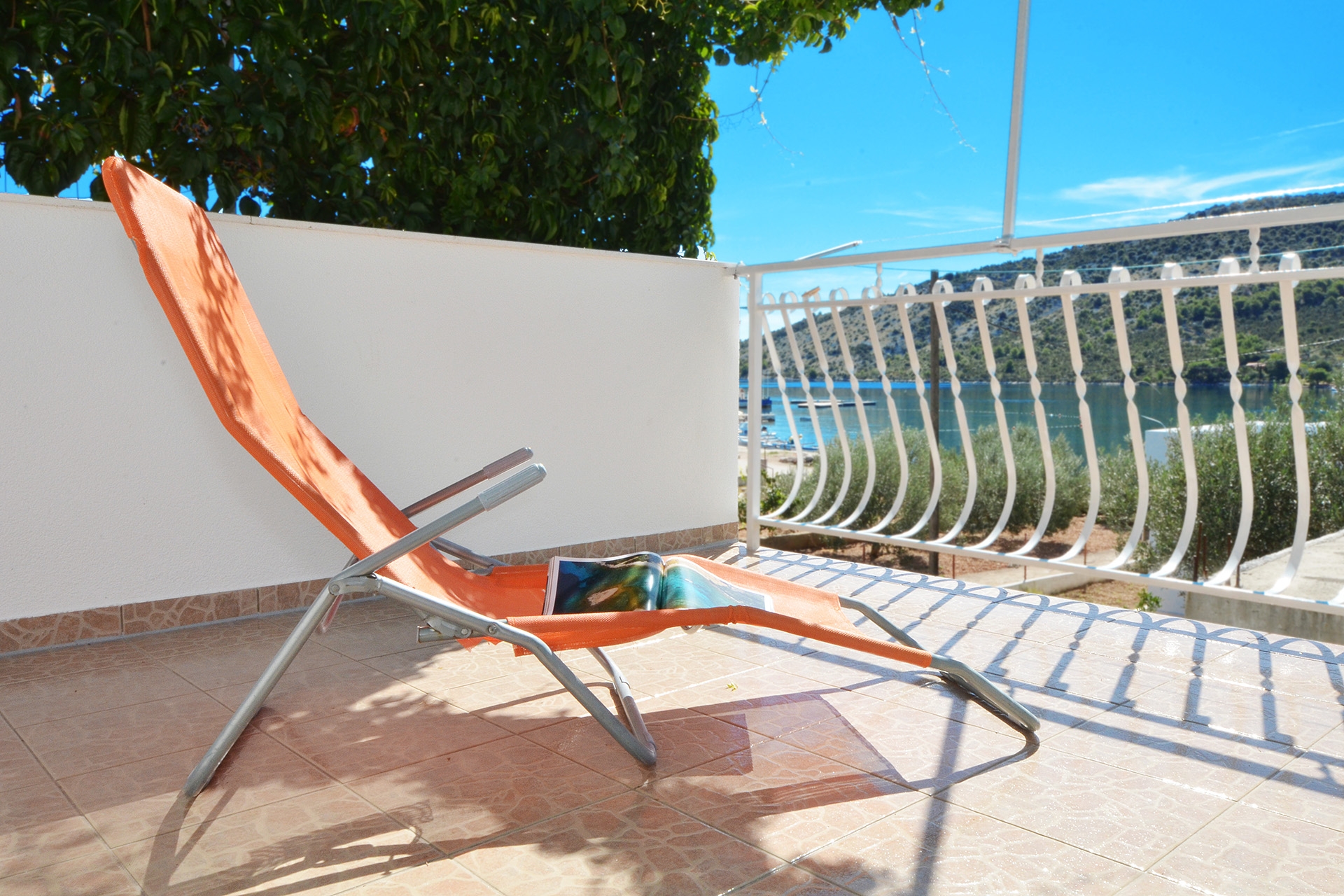 Two bedroom apartment near beach Vinišće, Trogir (A-16485-c)