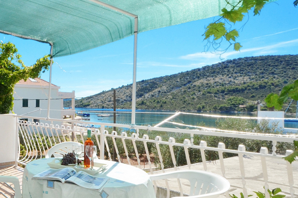 Two bedroom apartment near beach Vinišće, Trogir  A-c