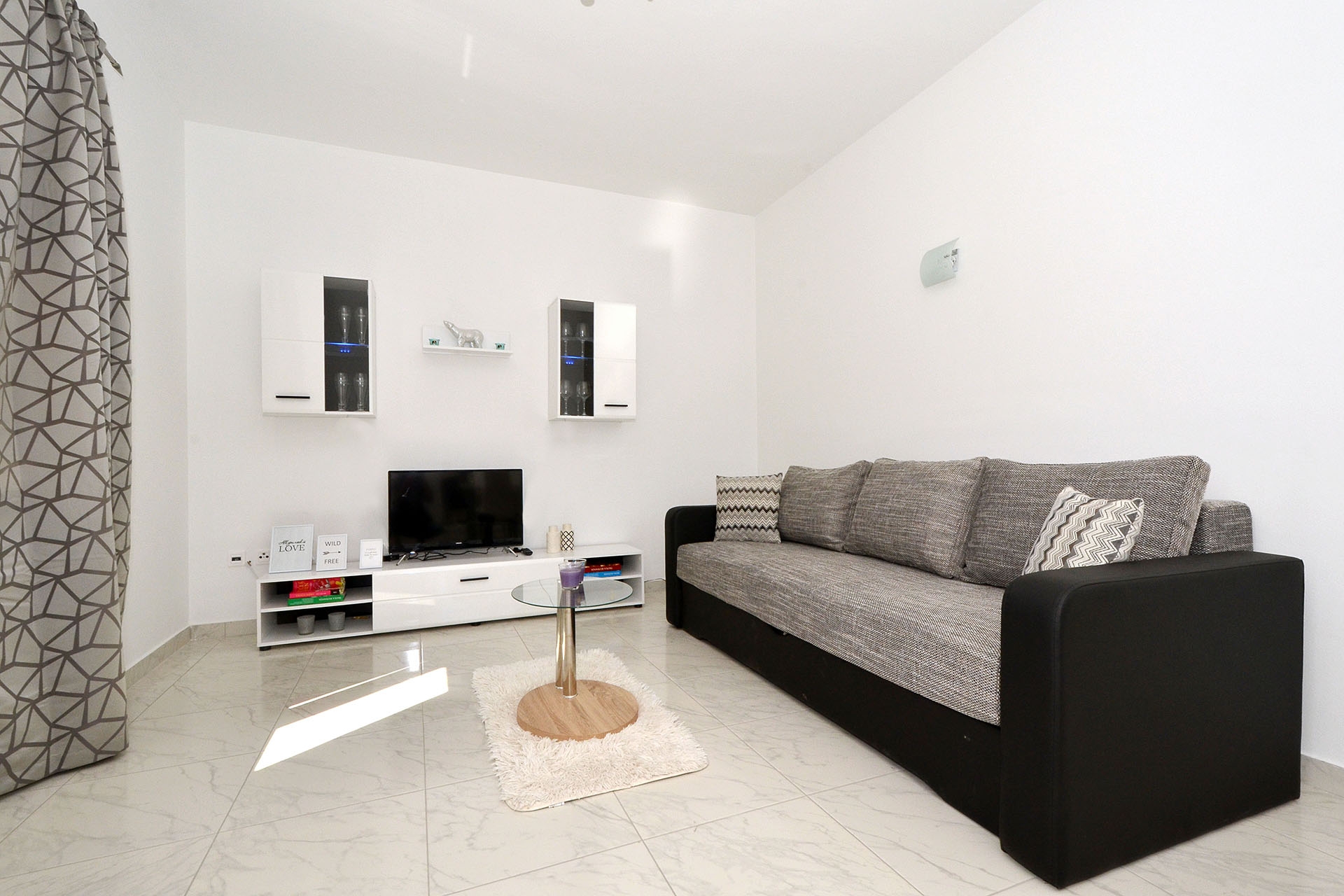 Two bedroom house near beach Vinišće, Trogir (K-16488) Two bedroom house near beach Vinišće, Trogir (K-16488)