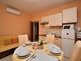 Salle à manger Poreč, Salle à manger dans l’hébergement en type apartment, climatisation disponible et WiFi.