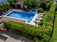 Trogir, Trogir, Dvorište 16509 - Apartmani sa šljunčanom plažom.