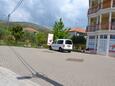 Trogir, Trogir, Parkeerplaats 16509 - Appartementen with pebble beach.