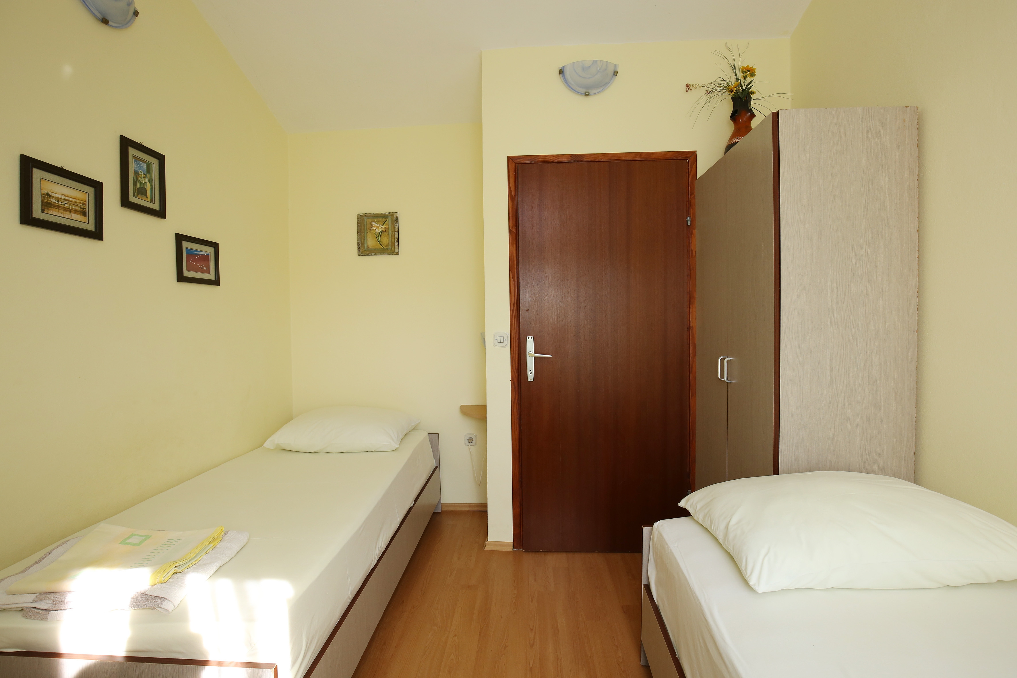 Two bedroom apartment with terrace and sea view Mali Iž, Iž  A-a