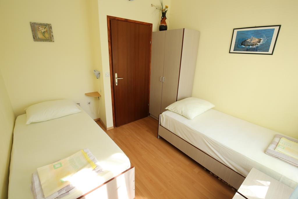 Two bedroom apartment with terrace and sea view Mali Iž, Iž  A-a