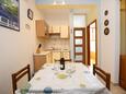 Mali Iž, Comedor in the apartment, air condition available y WiFi.