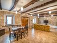 Salle à manger Frankovići, Salle à manger dans l’hébergement en type house, animaux acceptés et WiFi.