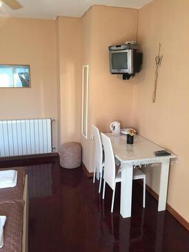 Biograd na Moru, Jídelna v ubytování typu studio-apartment, WiFi.