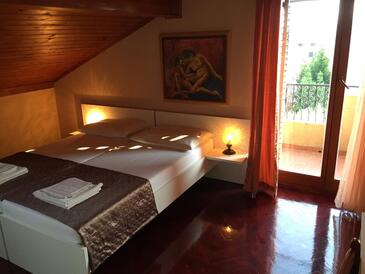 Biograd na Moru, Ložnice v ubytování typu room, s klimatizací a WiFi.