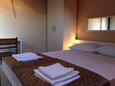 Biograd na Moru, Ložnice v ubytování typu room, s klimatizací a WiFi.